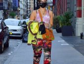 بيلا حديد تعيد موضة التسعينات فى أحدث ظهور.. صور