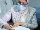 ننشر أول صور لوزيرة الصحة أثناء التوقيع علي وثيقة المشاركة بتجارب لقاح كورونا 