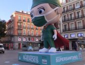 دمية عملاقة وسط مدريد تكريما للطواقم الطبية فى مواجهة كورونا.. فيديو
