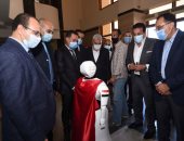 صور.. رئيس الوزراء يستعرض نماذج لروبوتات بكلية الذكاء الاصطناعى بجامعة كفر الشيخ