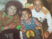 صورة نادرة للراحل هيثم أحمد زكى مع والدته وجده المخرج أحمد فؤاد