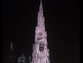 برج خليفة يضيئ بصورة أمير الكويت الراحل صباح الأحمد ..فيديو