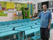 مدير مدرسة بكفر الشيخ يدهن مقاعد الطلاب قبل انطلاق العام الدراسى.. فيديو