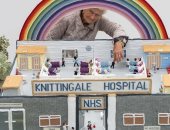 جدة بريطانية تصمم مستشفى كاملة بـ34 كرة صوف لحث المواطنين على التبرع.. صور