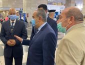 جولة مفاجئة لوزير الطيران بمطار القاهرة للتأكد من تطبيق الاجراءات الاحترازية