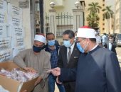 وزير الأوقاف ومحافظ الغربية يشهدان توزيع 4 أطنان لحوم أضاحى بالمحافظة.. صور