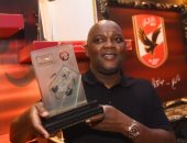 موسيمانى حاملا جائزة نادى القرن: الأهلى بطل أبطال أفريقيا الحقيقى.. صور