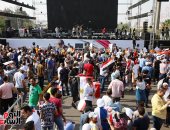 مواطنون يحتفلون بالأعلام أمام المنصة بذكرى نصر أكتوبر ودعم الدولة والرئيس.. فيديو