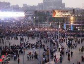 آلاف يرفعون الأعلام وصور السيسي في احتفال أكتوبر ودعم الدولة والرئيس بالمنصة.. فيديو