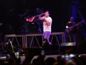 حكيم يحتفل بانتصارات أكتوبر ويرتدى تى شيرت "أنا بحب مصر"