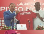 محسن صالح يهدى موسيمانى قميص الأهلى.. فيديو وصور