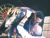 محمد رمضان يقبل رأس نجيب ساويرس.. اعرف السبب؟