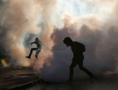 صور.. قنابل غاز ومدافع مياه لفض الاحتجاجات العنيفة ضد حكومة تشيلى