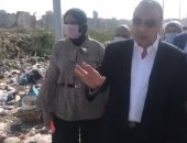 محافظ الإسكندرية ينتقد تراكم القمامة في جولة مفاجئة لعزبة محسن.. فيديو