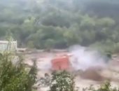 عاصفة "أليكس" تكتسح منزلا بعد إغراق الطرق في فرنسا.. فيديو