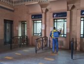 السكة الحديد تواصل تعقيم المحطات والقطارات للوقاية ضد كورونا.. صور