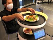 "سيرفى" روبوت جرسون لتقديم الطعام والحفاظ على التباعد الاجتماعى.. صور