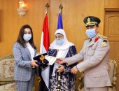 محافظ دمياط تكرم أسر شهداء أكتوبر وتضع إكليل الزهور على النصب التذكارى.. صور