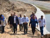 نائب محافظ الإسماعيلية يتفقد مخرات السيول ومعدات التعامل مع مياه الأمطار .. صور