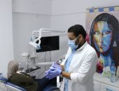 طبيب أسنان زين بلوحاته جدران عيادته لإسعاد مرضاه..فيديو وصور