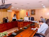 محافظ أسيوط يستعرض موقف المشروعات أمام رئيس الوزراء عبر الفيديو كونفرانس