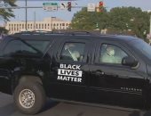ترامب يضع ملصق "حياة السود مهمة" على سيارته قبل الانتخابات