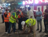 اصطفاف معدات الوحدات المحلية بدسوق ليلاً لمواجهة الأمطار والسيول.. فيديو