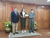 أشرف صبحى يهدى ميار شريف ومحمد صفوت درع وزارة الرياضة.. صور