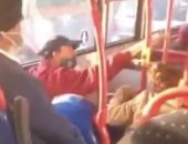 بريطانى يركل فتاة بقوة فى وجهها لعدم ارتدائها كمامة داخل حافلة .. فيديو