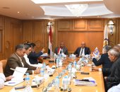 محافظ قنا يبحث القضاء على ظاهرة إلقاء سيارات الكسح مياه الصرف بالمجارى المائية