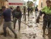 إيطاليون يزيلون آثار المياه والدمار من الشوارع بعد هدوء العاصفة أليكس.. فيديو وصور