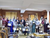 رئيس جامعة بنى سويف يكرم أبناء العاملين المتفوقين فى الثانوية العامة (صور)