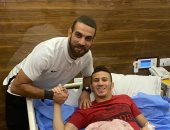 أحمد دويدار يزور محمد شوقى غريب بالمستشفى بعد جراحة الرباط الصليبى 