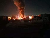 فيديو.. النيران  تلتهم أكبر مجمع صناعي في الحديدة إثر قصف حوثى