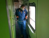 السكة الحديد تواصل أعمال تعقيم المحطات والقطارات للوقاية من كورونا.. صور