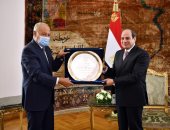 متحدث الرئاسة يكشف لـ"اليوم السابع" حيثيات منح السيسى درع العمل التنموى العربى.. بسام راضى: التجربة المتميزة للرئيس فى قيادة عملية تنموية بمصر وسط ظروف صعبة منذ 2014.. والعمل على إصلاح الأوضاع بشكل جذرى الأبرز