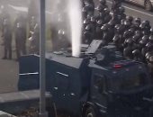 متظاهرون يحولون عربة شرطة لفض الشغب إلى نافورة مياه في بيلاروسيا.. فيديو