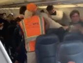 خناقة داخل طائرة أمريكية بسبب رفض أحد الركاب ارتداء الكمامة.. فيديو