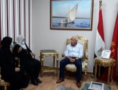 صور.. محافظ بورسعيد يستقبل اثنين من أسر الشهداء لبحث مطلبهما
