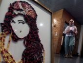 فنانة مصرية تصنع لوحاتها من حبوب الأدوية لمواجهة الحزن.. ألبوم صور