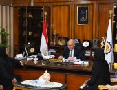 محافظ قنا يواصل استقبال المواطنين للاستماع إلى شكواهم وبحث حلها.. صور