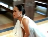 فتاة فلبينية بدون أرجل تصر على السير دون كرسى متحرك فى ممر الزفاف.. فيديو 