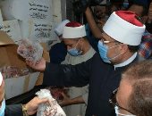 وزير الأوقاف ومحافظ الإسكندرية يشهدان توزيع لحوم صكوك الأضاحى على المستحقين