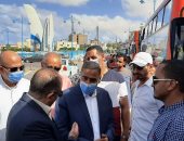 محافظ مطروح يوجه باستمرار رفع كفاءة أتوبيسات مشروع النقل الجماعى.. صور