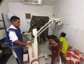 الكشف الطبى وصرف العلاج بالمجان لـ387 حالة فى قافلة بالوادى الجديد.. صور