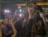 تامر حسنى يغنى "مبطلناش إحساس" مع جمهوره.. فيديو