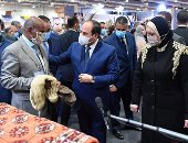 الرئيس السيسي يتفقد أجنحة معرض تراثنا للحرف اليدوية والتراثية.. "فيديو"