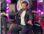 كريم محمود عبدالعزيز فى وصلة رقص على ألحان "صاحب الجمال" بصوت هيثم شاكر.. فيديو