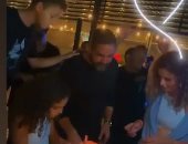 أمير كرارة يحتفل بعيد ميلاده مع أسرته وأصدقائه.. فيديو