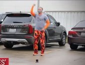 أمريكي يرقص في الشارع للتخفيف عن ابنه المصاب بالسرطان في مستشفى بتكساس.. فيديو وصور